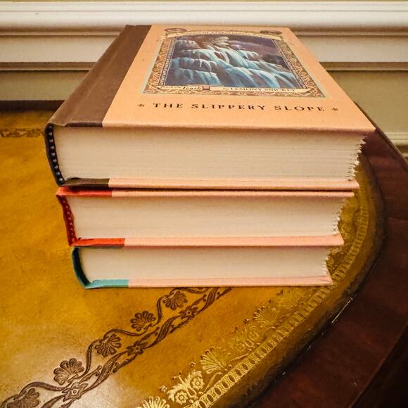 Series of Unfortunate Events Box Set Books The Gloom Looms by Lemony Snicket NEW - Picture 8 of 8